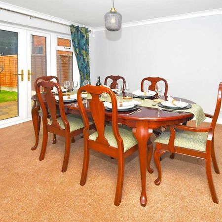 The Glade By Yourstays Huge Single Detached Holiday Home With Big Garden Newcastle-under-Lyme Bagian luar foto