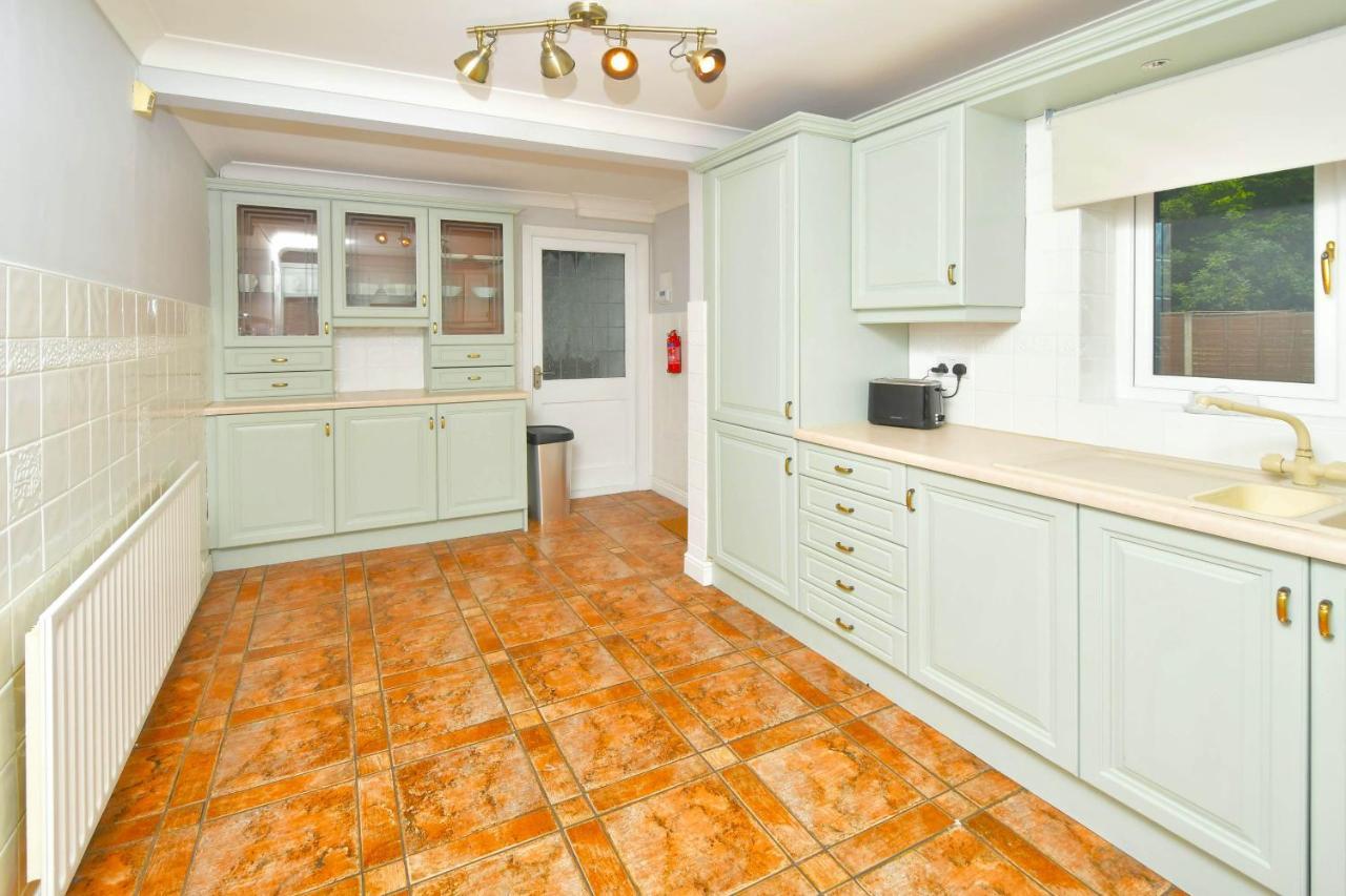 The Glade By Yourstays Huge Single Detached Holiday Home With Big Garden Newcastle-under-Lyme Bagian luar foto