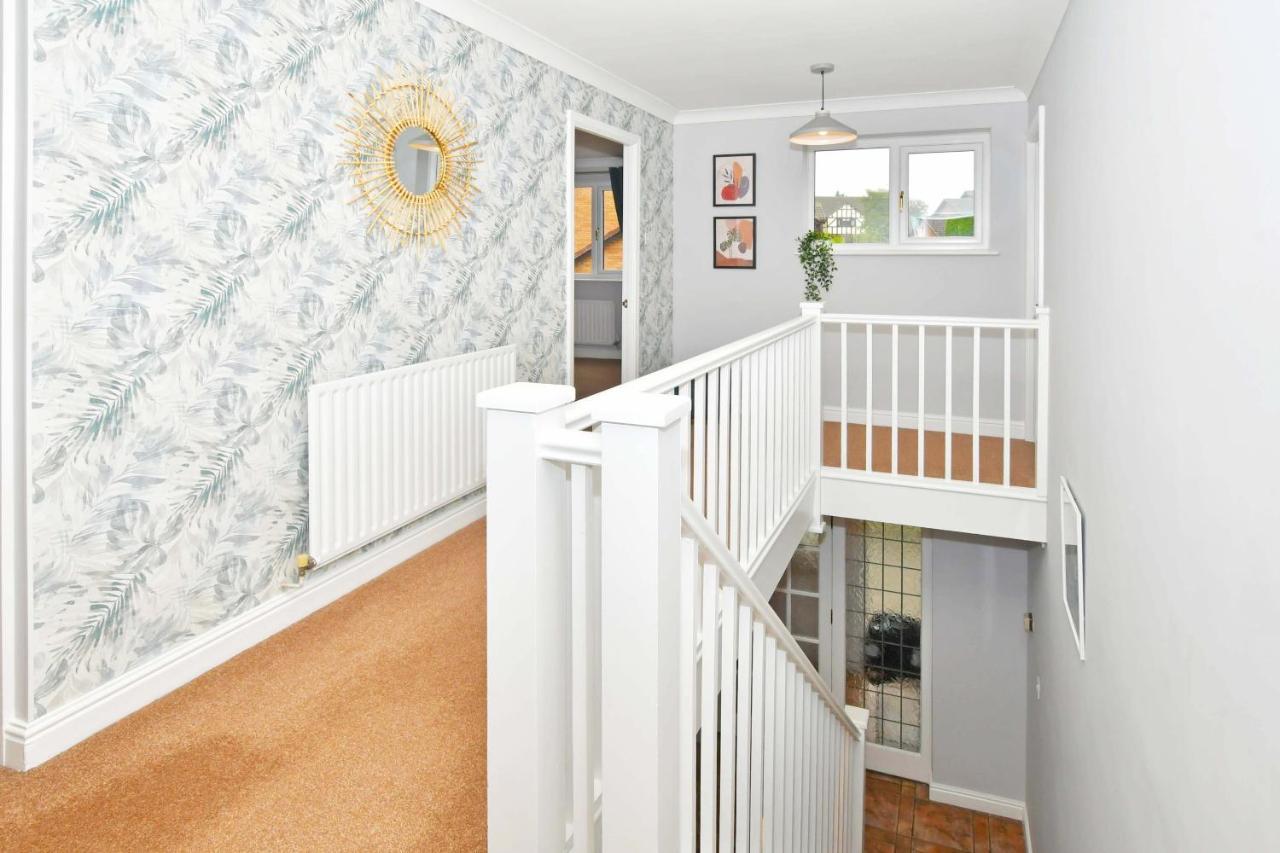 The Glade By Yourstays Huge Single Detached Holiday Home With Big Garden Newcastle-under-Lyme Bagian luar foto