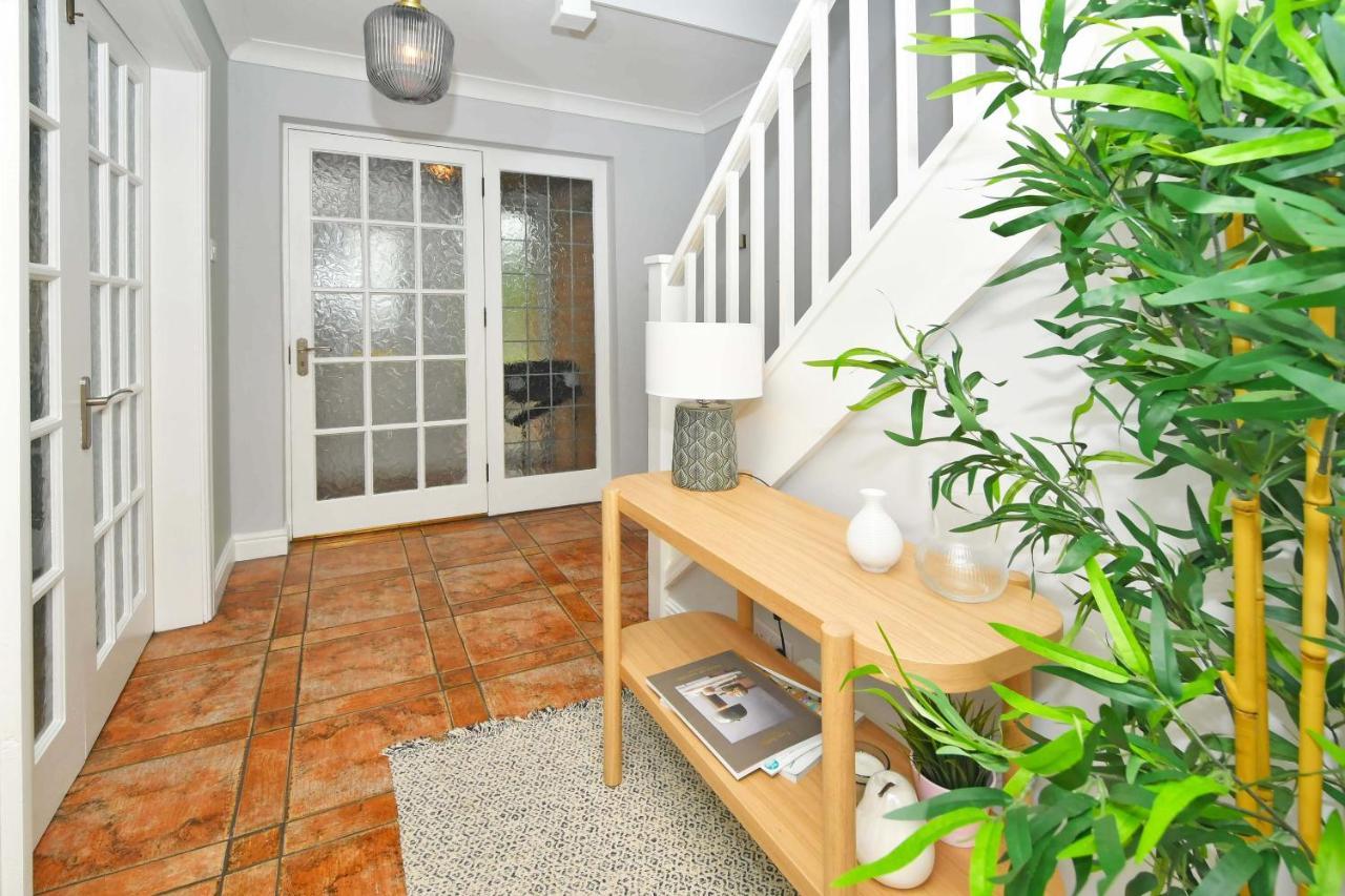 The Glade By Yourstays Huge Single Detached Holiday Home With Big Garden Newcastle-under-Lyme Bagian luar foto