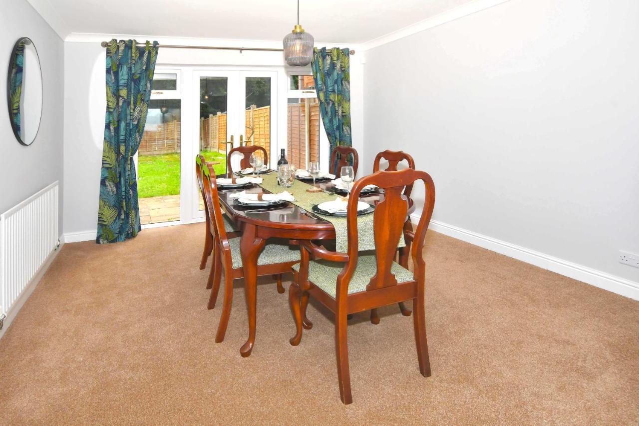 The Glade By Yourstays Huge Single Detached Holiday Home With Big Garden Newcastle-under-Lyme Bagian luar foto