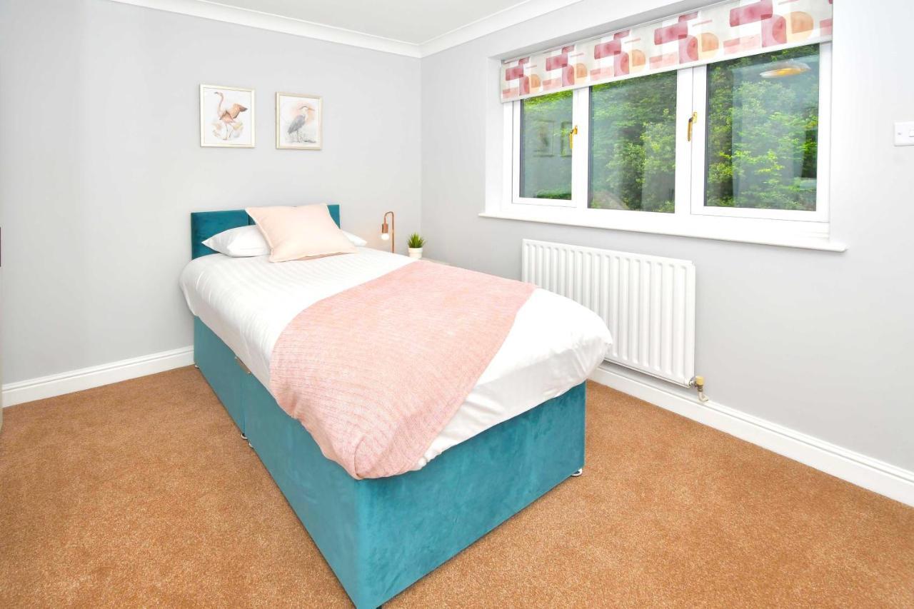 The Glade By Yourstays Huge Single Detached Holiday Home With Big Garden Newcastle-under-Lyme Bagian luar foto