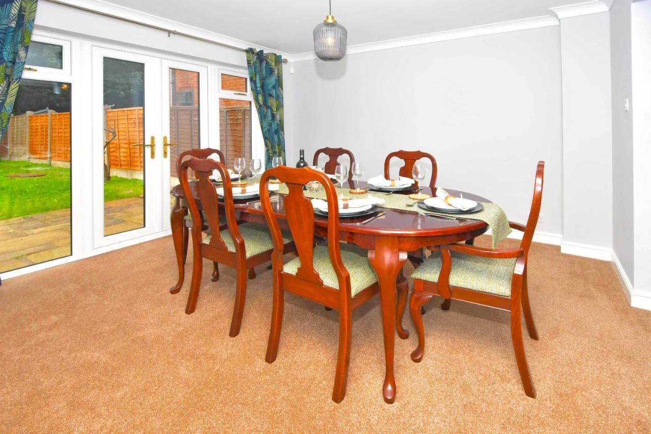 The Glade By Yourstays Huge Single Detached Holiday Home With Big Garden Newcastle-under-Lyme Bagian luar foto
