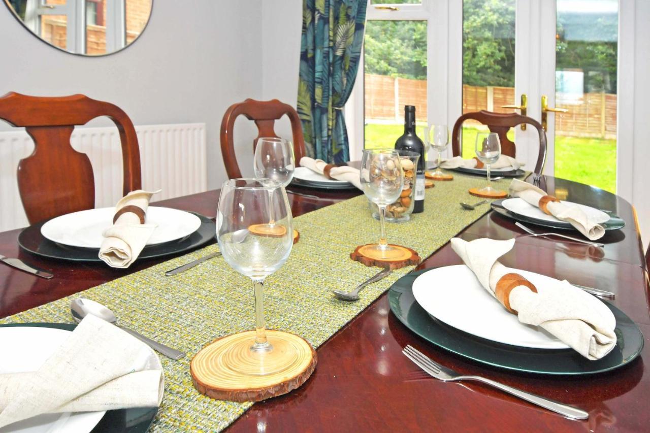The Glade By Yourstays Huge Single Detached Holiday Home With Big Garden Newcastle-under-Lyme Bagian luar foto