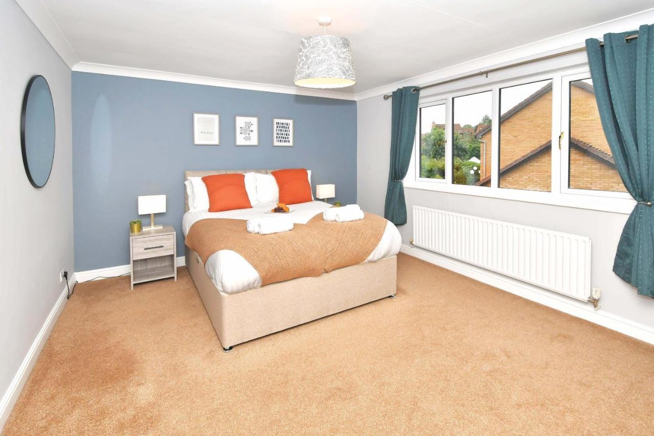 The Glade By Yourstays Huge Single Detached Holiday Home With Big Garden Newcastle-under-Lyme Bagian luar foto