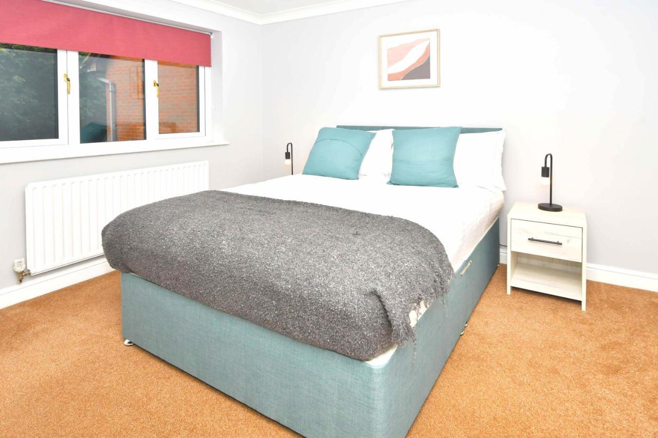 The Glade By Yourstays Huge Single Detached Holiday Home With Big Garden Newcastle-under-Lyme Bagian luar foto
