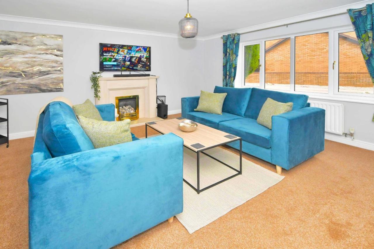 The Glade By Yourstays Huge Single Detached Holiday Home With Big Garden Newcastle-under-Lyme Bagian luar foto