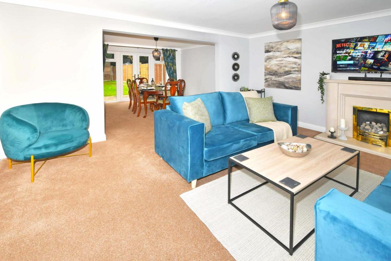 The Glade By Yourstays Huge Single Detached Holiday Home With Big Garden Newcastle-under-Lyme Bagian luar foto
