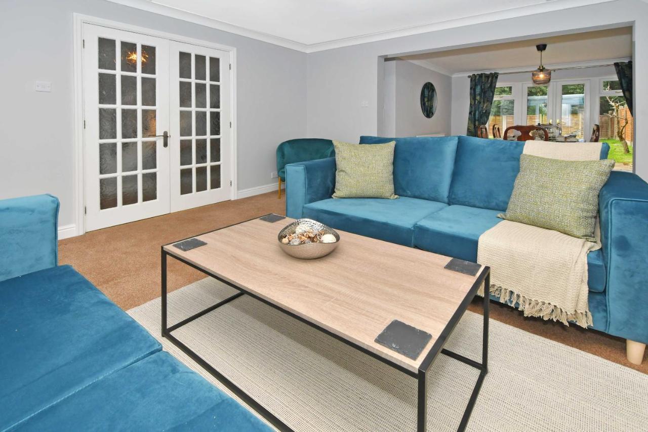 The Glade By Yourstays Huge Single Detached Holiday Home With Big Garden Newcastle-under-Lyme Bagian luar foto