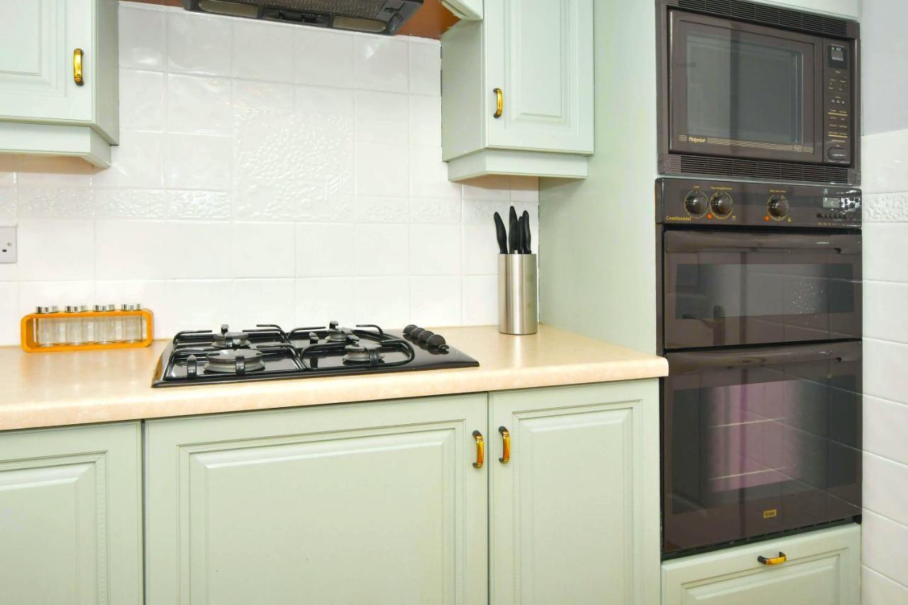 The Glade By Yourstays Huge Single Detached Holiday Home With Big Garden Newcastle-under-Lyme Bagian luar foto