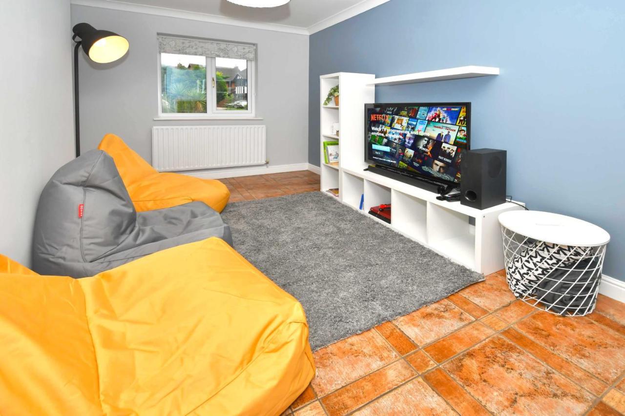 The Glade By Yourstays Huge Single Detached Holiday Home With Big Garden Newcastle-under-Lyme Bagian luar foto