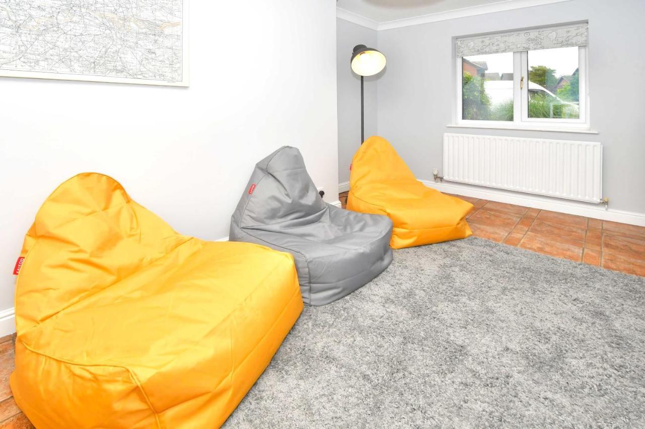 The Glade By Yourstays Huge Single Detached Holiday Home With Big Garden Newcastle-under-Lyme Bagian luar foto