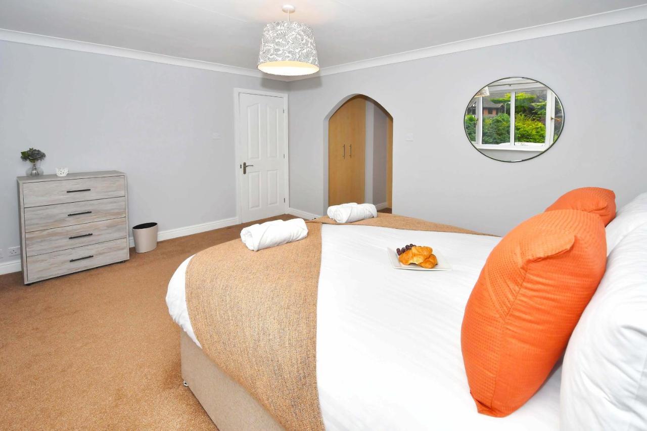 The Glade By Yourstays Huge Single Detached Holiday Home With Big Garden Newcastle-under-Lyme Bagian luar foto
