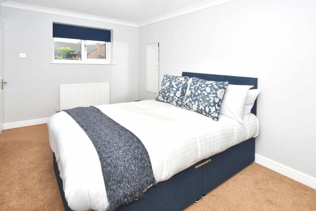 The Glade By Yourstays Huge Single Detached Holiday Home With Big Garden Newcastle-under-Lyme Bagian luar foto