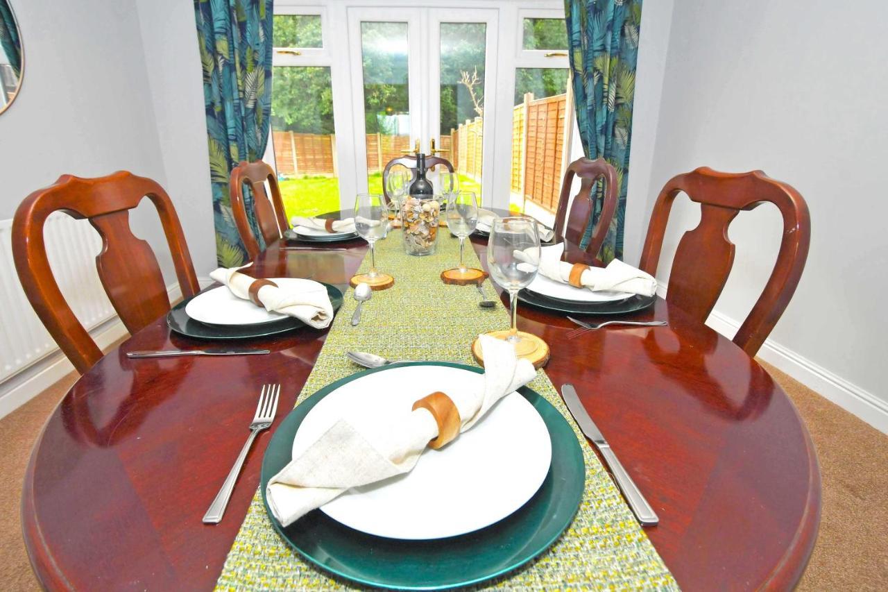 The Glade By Yourstays Huge Single Detached Holiday Home With Big Garden Newcastle-under-Lyme Bagian luar foto