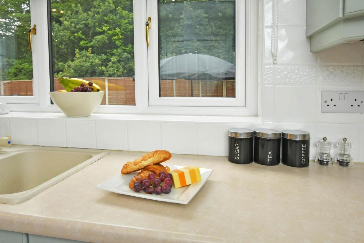 The Glade By Yourstays Huge Single Detached Holiday Home With Big Garden Newcastle-under-Lyme Bagian luar foto