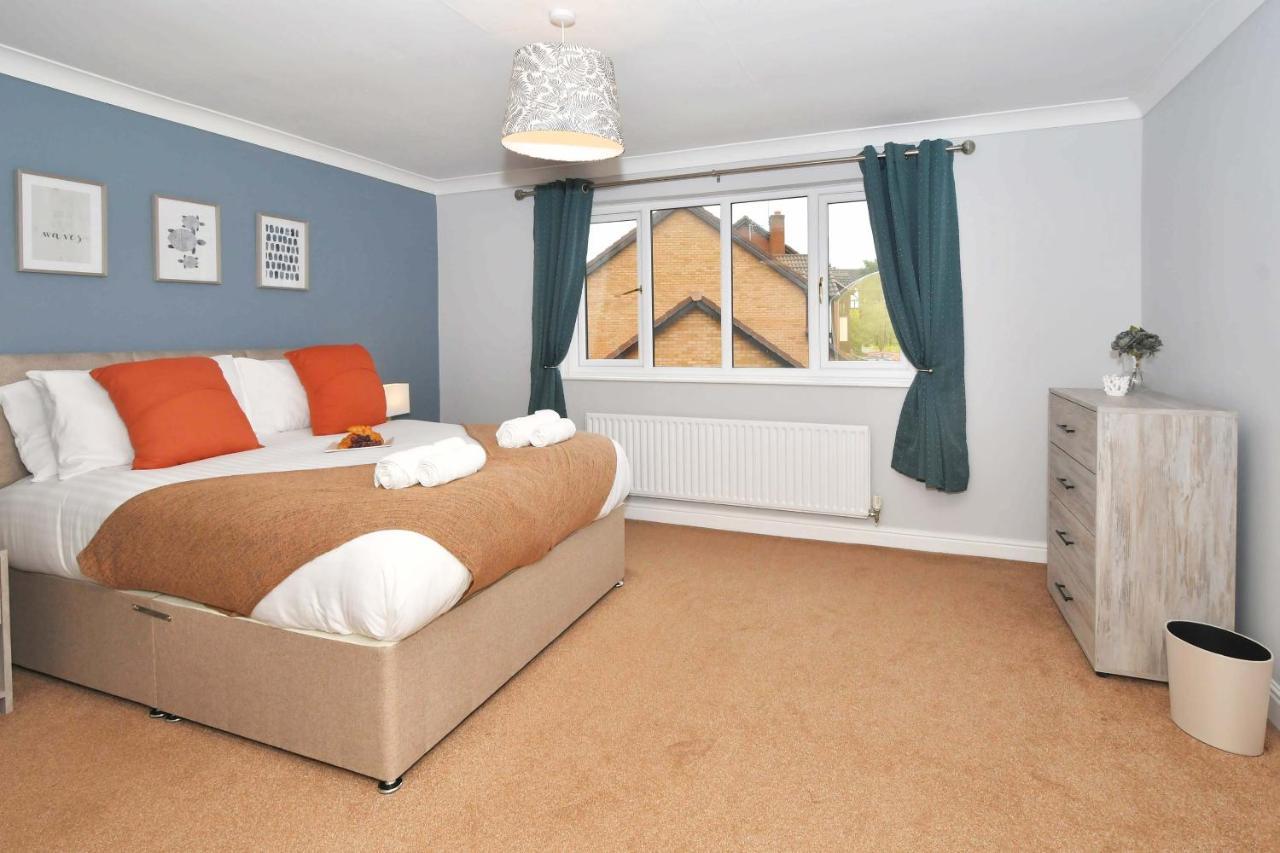 The Glade By Yourstays Huge Single Detached Holiday Home With Big Garden Newcastle-under-Lyme Bagian luar foto