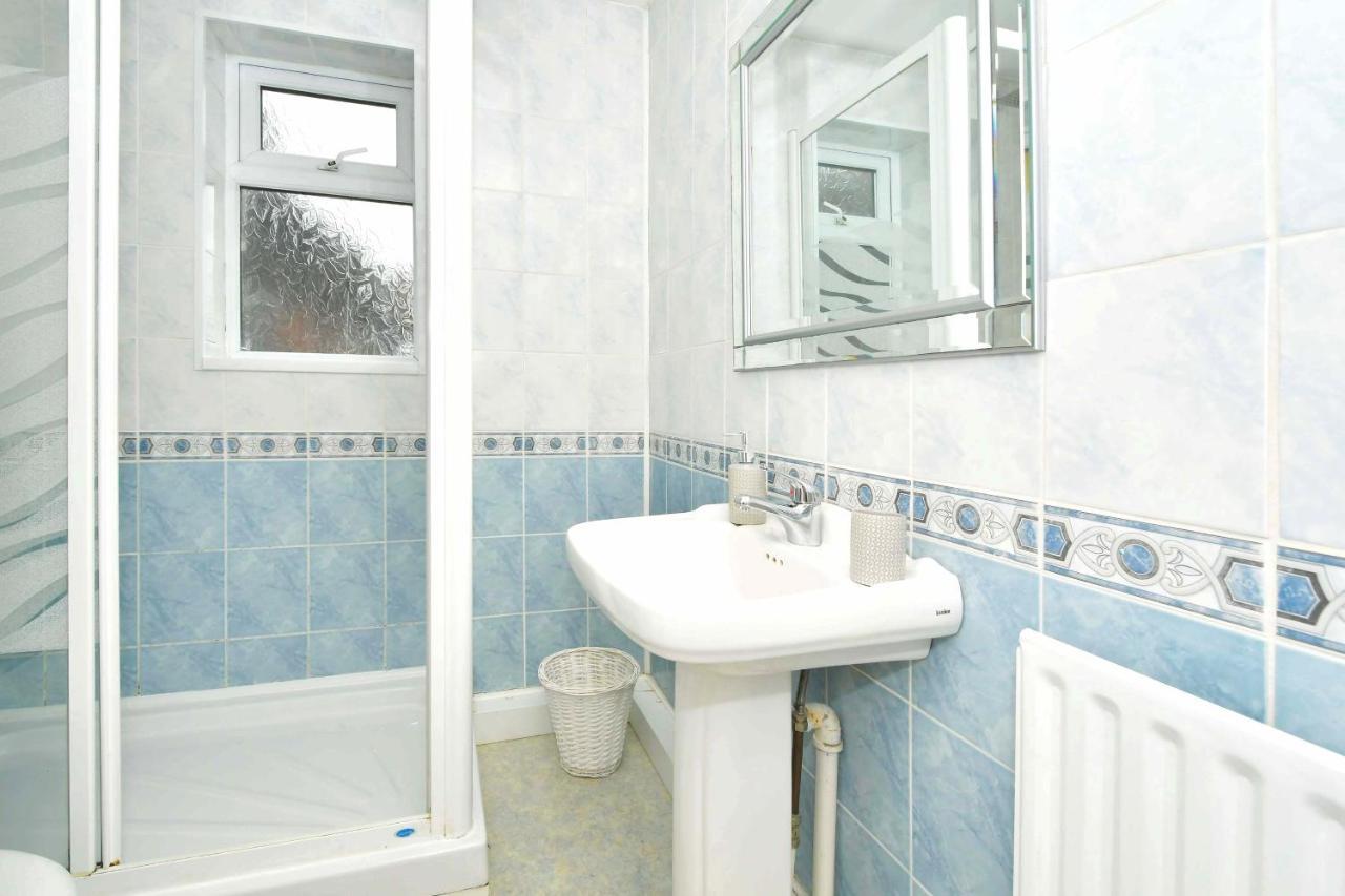 The Glade By Yourstays Huge Single Detached Holiday Home With Big Garden Newcastle-under-Lyme Bagian luar foto
