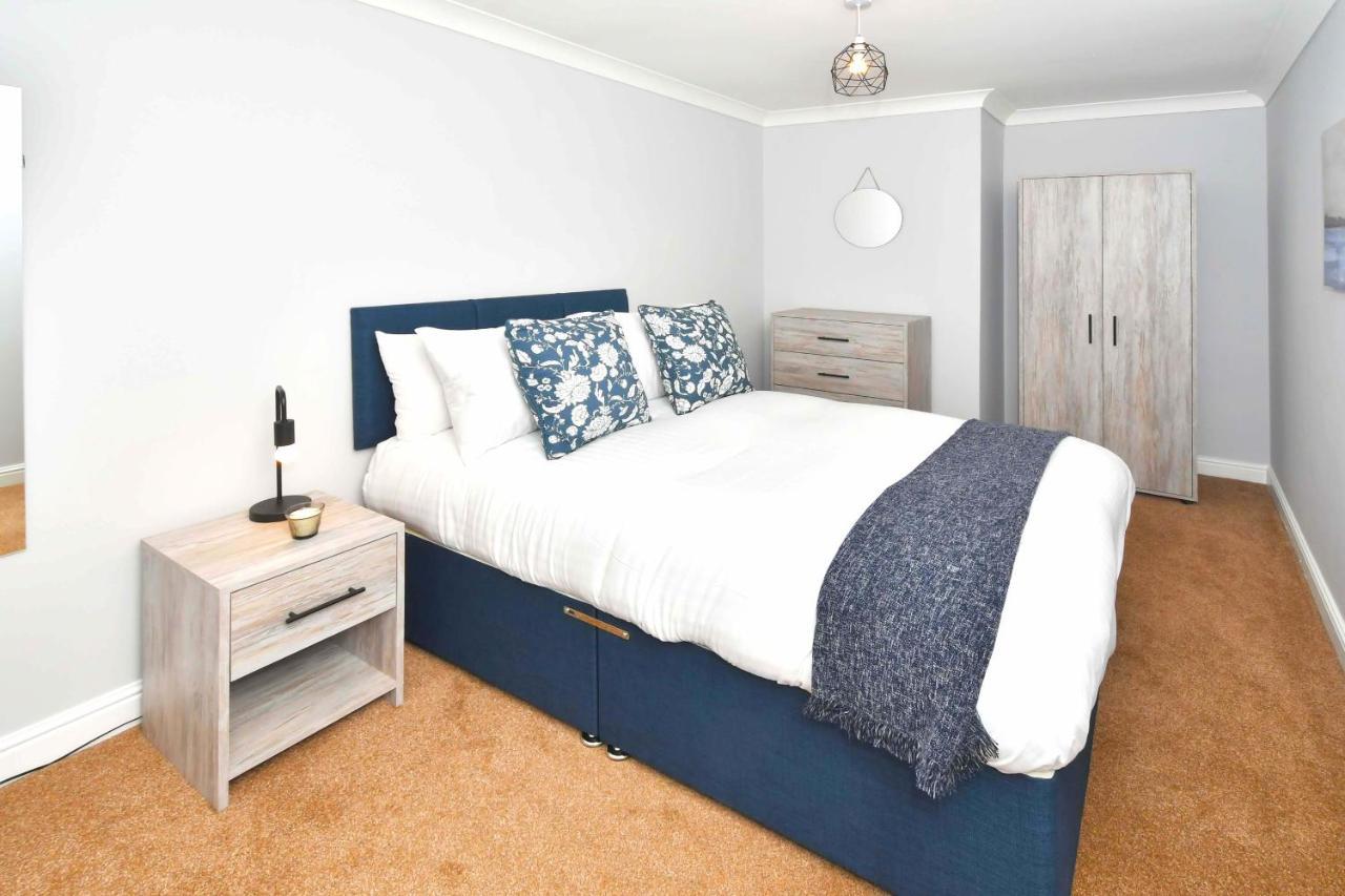 The Glade By Yourstays Huge Single Detached Holiday Home With Big Garden Newcastle-under-Lyme Bagian luar foto