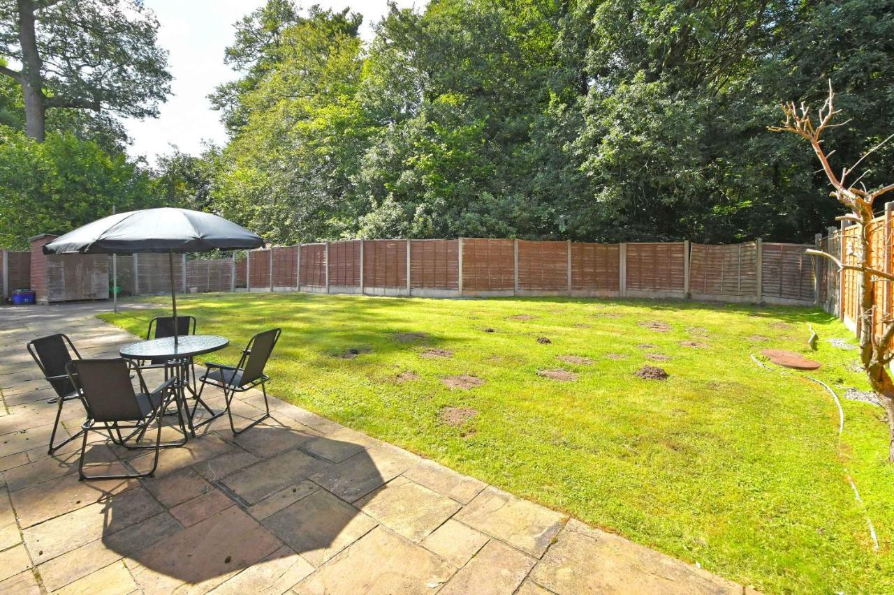 The Glade By Yourstays Huge Single Detached Holiday Home With Big Garden Newcastle-under-Lyme Bagian luar foto