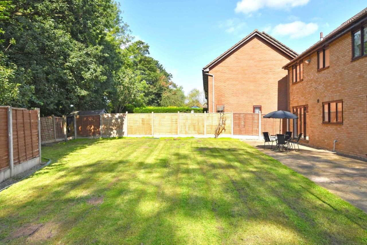 The Glade By Yourstays Huge Single Detached Holiday Home With Big Garden Newcastle-under-Lyme Bagian luar foto