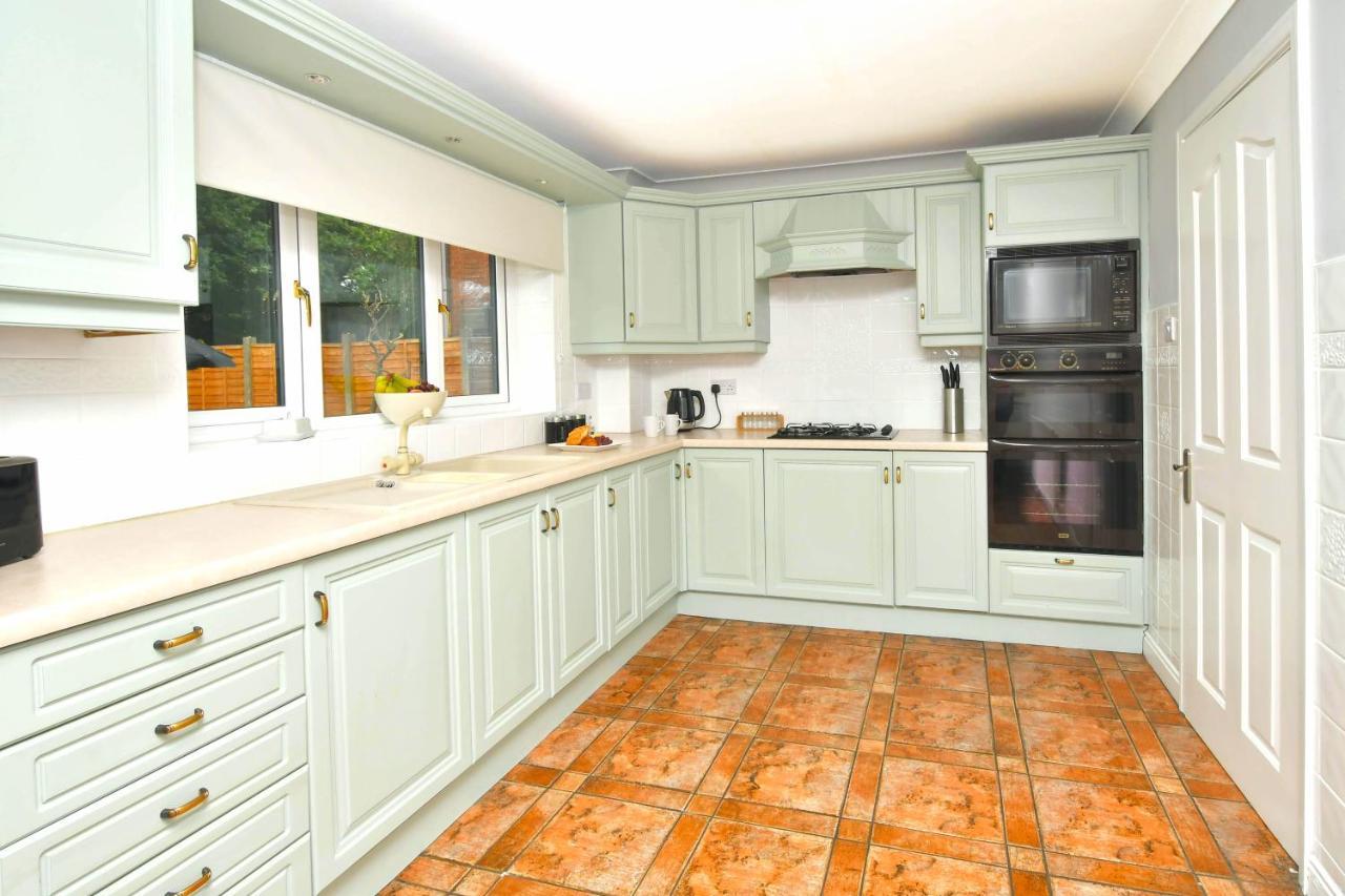 The Glade By Yourstays Huge Single Detached Holiday Home With Big Garden Newcastle-under-Lyme Bagian luar foto