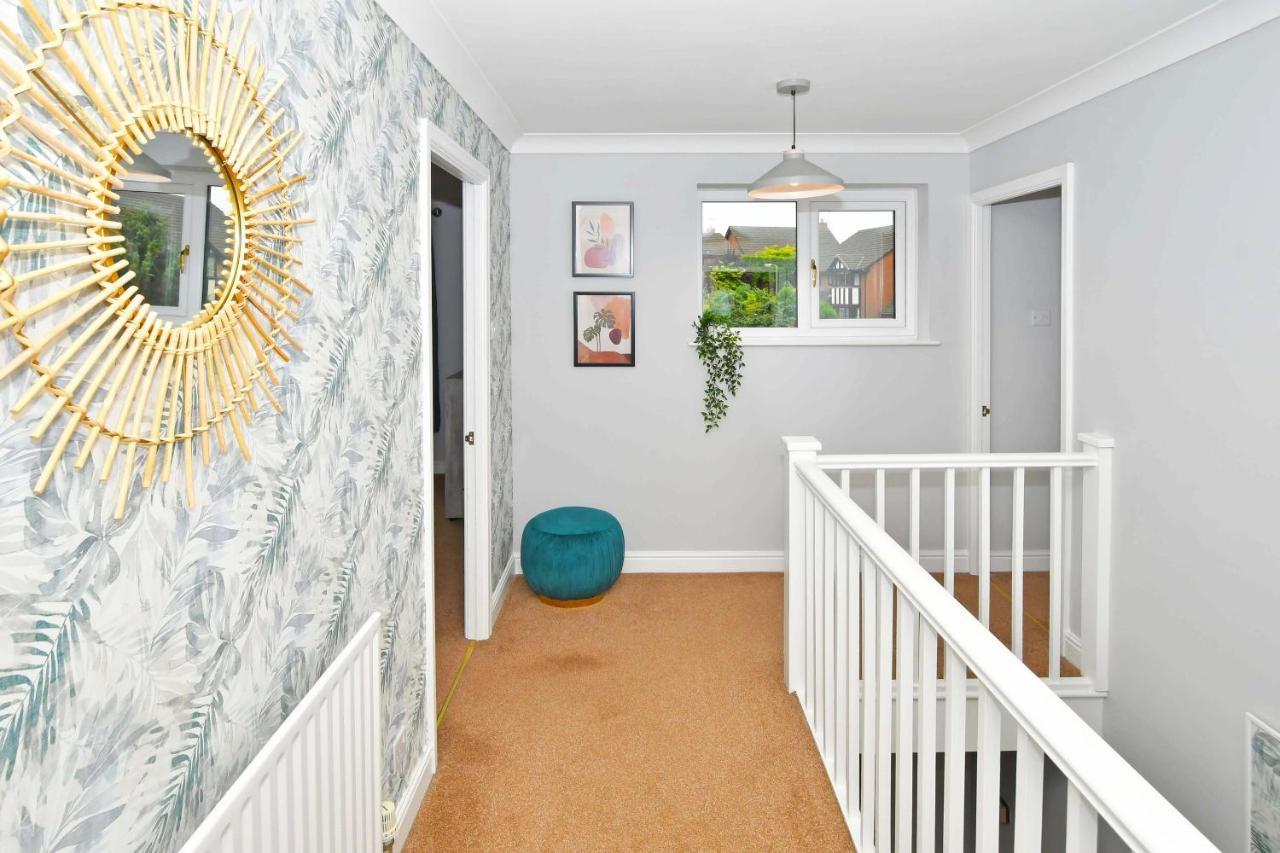 The Glade By Yourstays Huge Single Detached Holiday Home With Big Garden Newcastle-under-Lyme Bagian luar foto