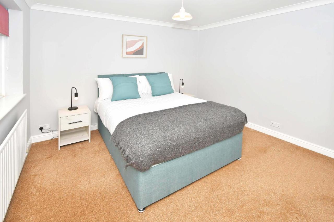 The Glade By Yourstays Huge Single Detached Holiday Home With Big Garden Newcastle-under-Lyme Bagian luar foto