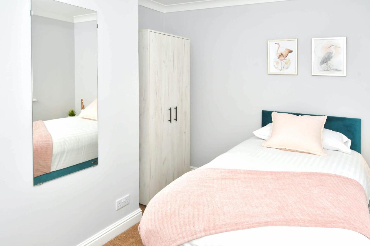 The Glade By Yourstays Huge Single Detached Holiday Home With Big Garden Newcastle-under-Lyme Bagian luar foto