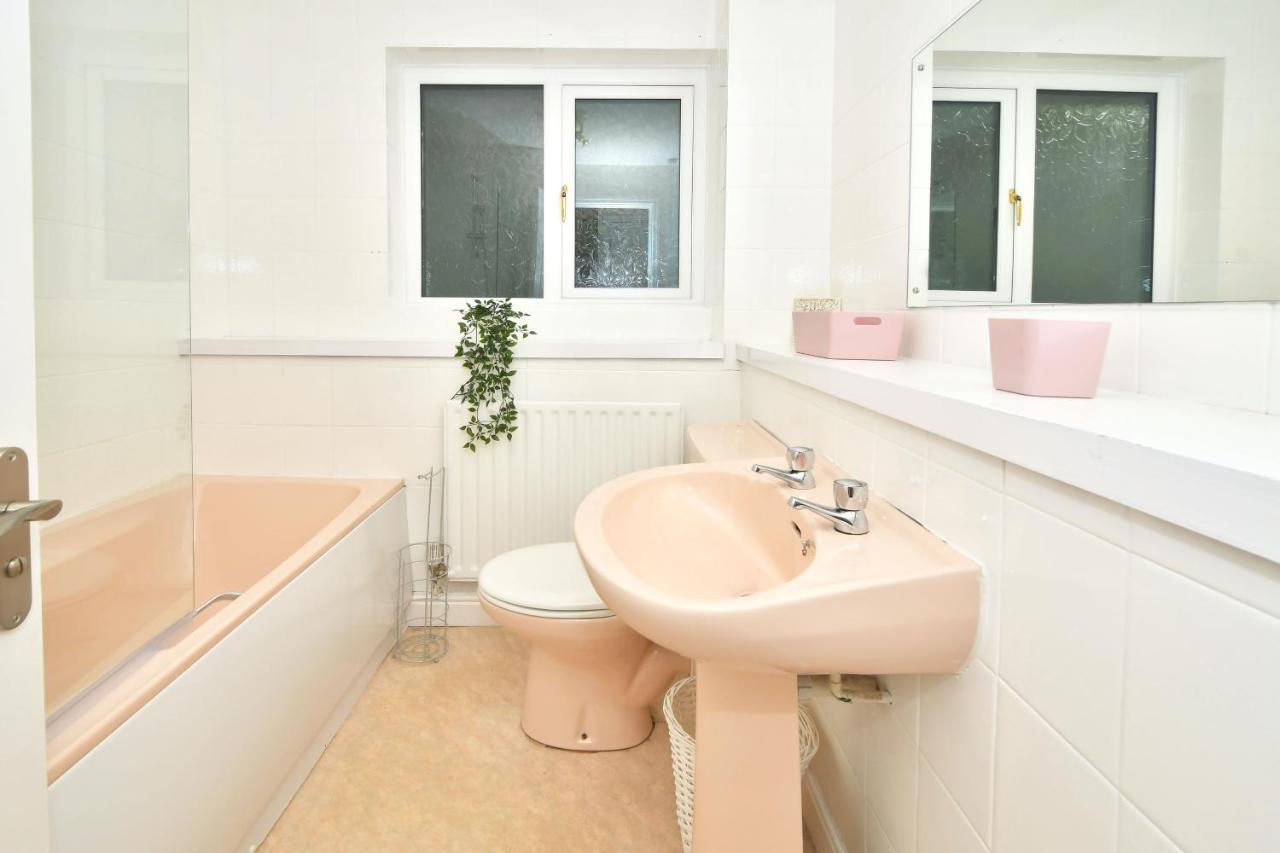 The Glade By Yourstays Huge Single Detached Holiday Home With Big Garden Newcastle-under-Lyme Bagian luar foto