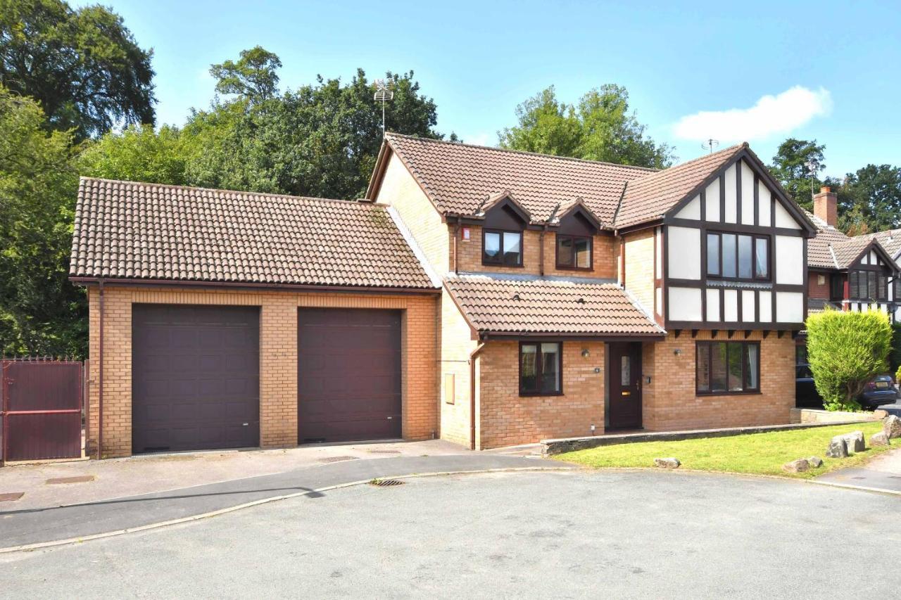 The Glade By Yourstays Huge Single Detached Holiday Home With Big Garden Newcastle-under-Lyme Bagian luar foto
