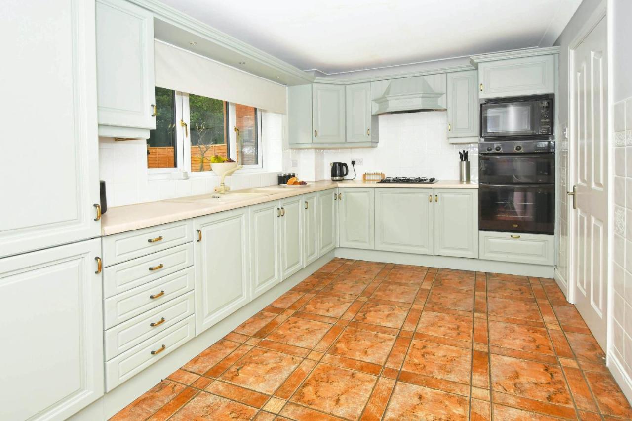 The Glade By Yourstays Huge Single Detached Holiday Home With Big Garden Newcastle-under-Lyme Bagian luar foto