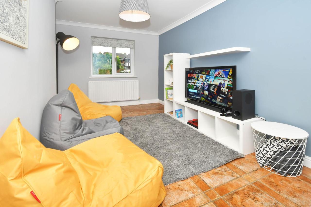 The Glade By Yourstays Huge Single Detached Holiday Home With Big Garden Newcastle-under-Lyme Bagian luar foto