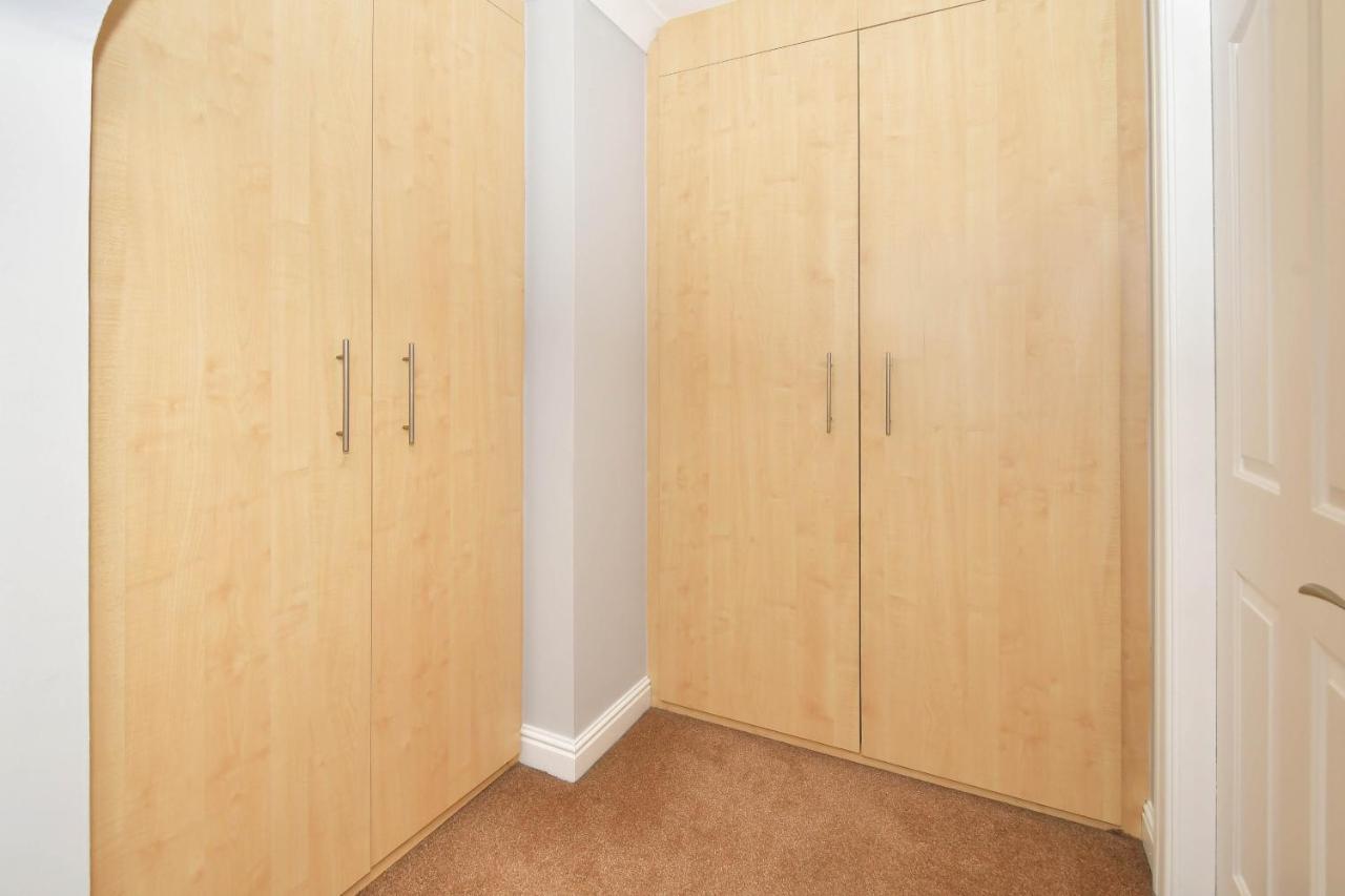 The Glade By Yourstays Huge Single Detached Holiday Home With Big Garden Newcastle-under-Lyme Bagian luar foto