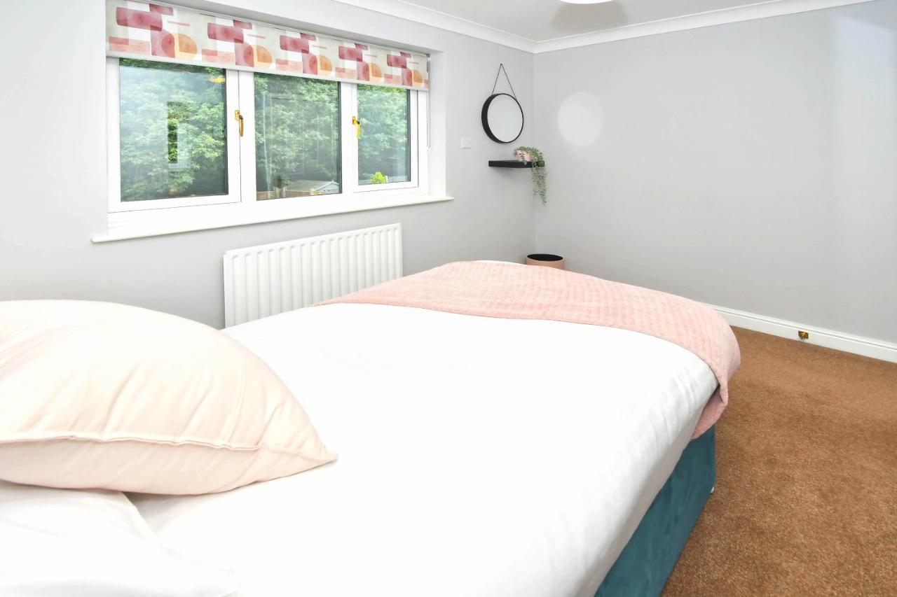 The Glade By Yourstays Huge Single Detached Holiday Home With Big Garden Newcastle-under-Lyme Bagian luar foto