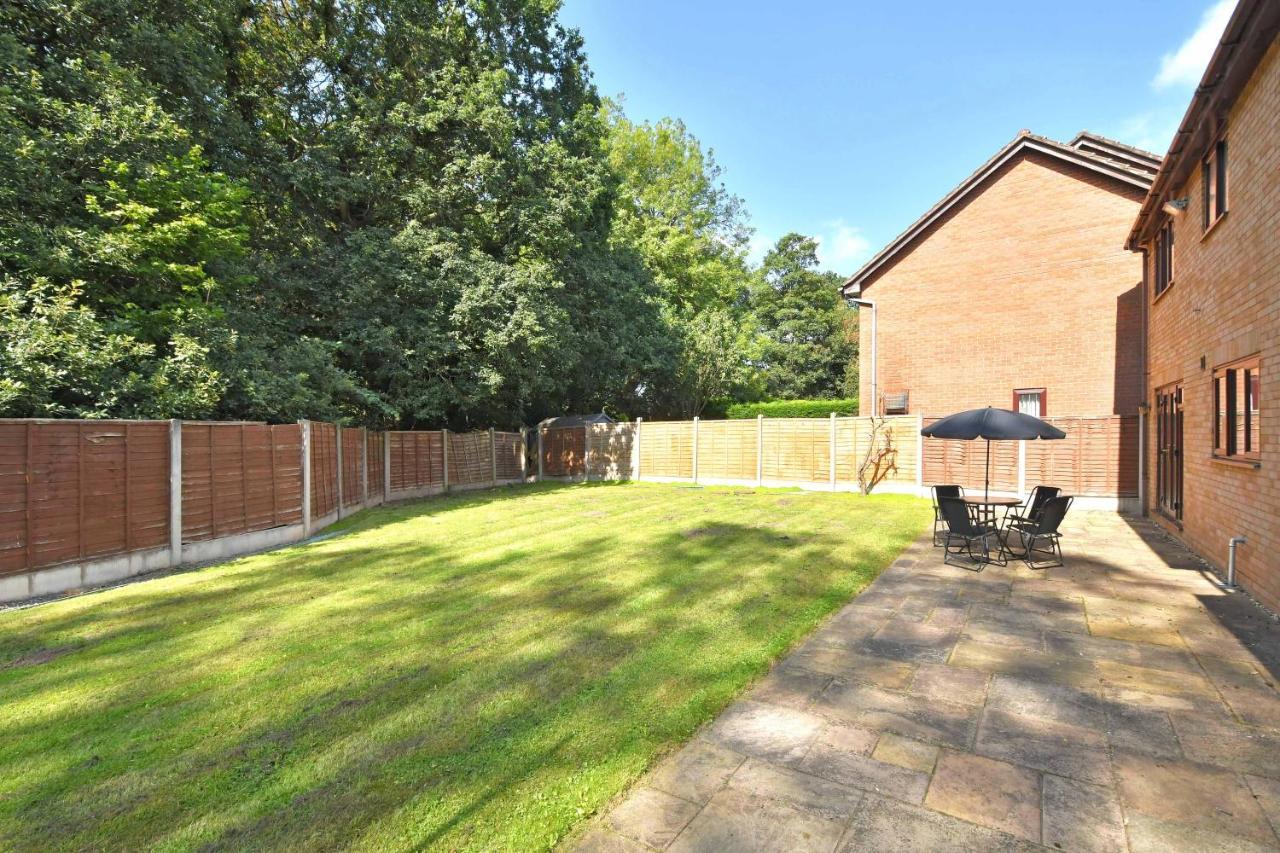 The Glade By Yourstays Huge Single Detached Holiday Home With Big Garden Newcastle-under-Lyme Bagian luar foto